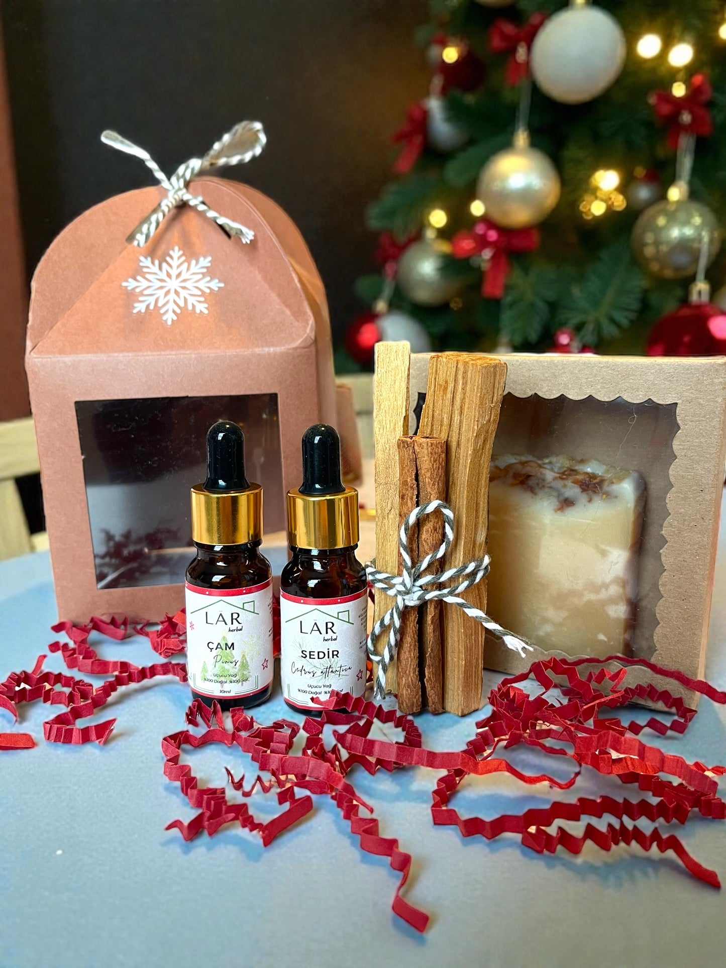 Ev Şeklinde Yeni Yıl Hediye Seti - 2 adet Yılbaşı Etiketli Uçucu Yağ + 2 Adet Palo Santo + El Yapımı Sabun