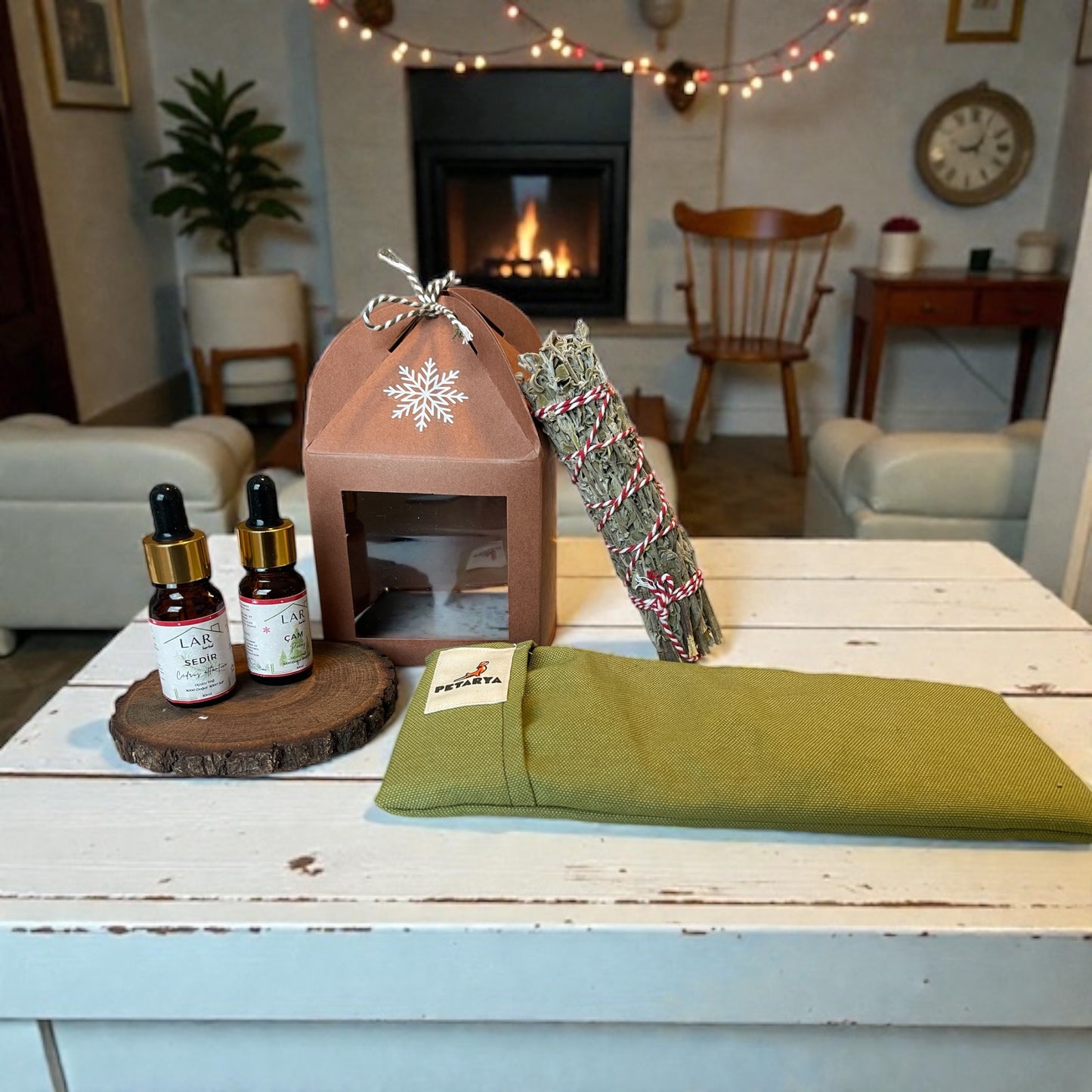 Ev Şeklinde Yeni Yıl Hediye Seti - Çam & Sedir Uçucu Yağı + Göz Minderi + Adaçayı Tütsüsü