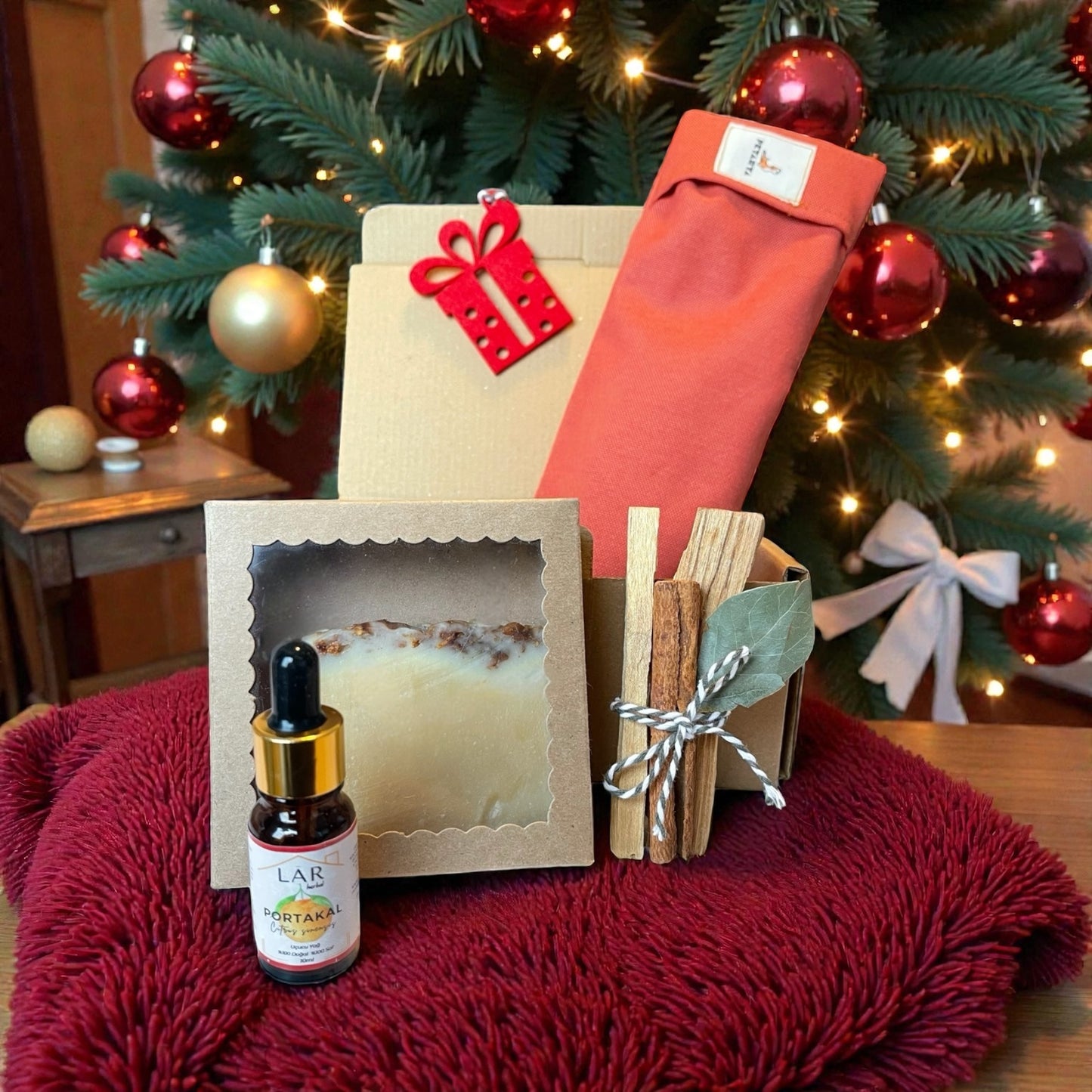 Yeni Yıl Hediye Seti - Portakal Uçucu Yağı + Göz Minderi + El Yapımı Sabun + 2 adet Palo Santo