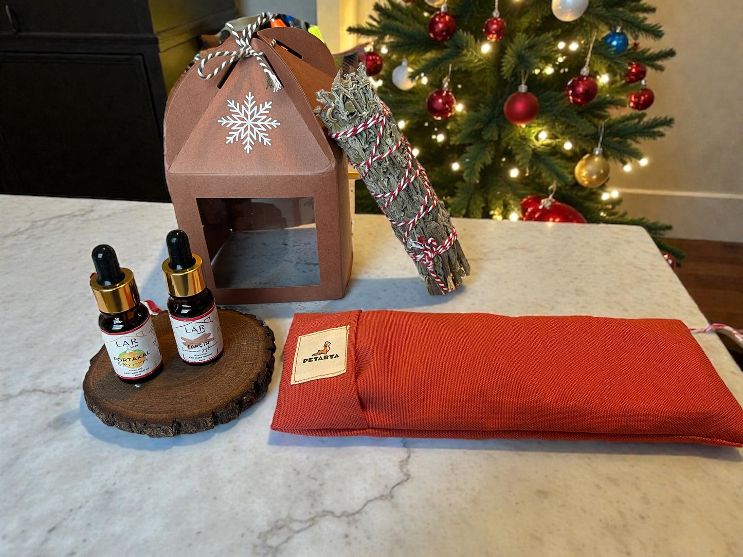 Ev Şeklinde Yeni Yıl Hediye Seti - Portakal & Tarçın Uçucu Yağı + Göz Minderi + Adaçayı Tütsüsü