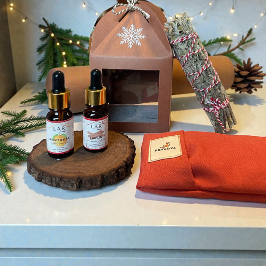 Ev Şeklinde Yeni Yıl Hediye Seti - Portakal & Tarçın Uçucu Yağı + Göz Minderi + Adaçayı Tütsüsü